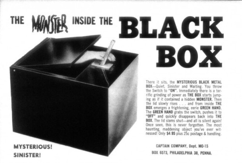 El monstruo dentro de la caja negra. Un aparato que se entregaba con la revista estadounidense Creepy, Eerie y Famous Monsters of Filmand