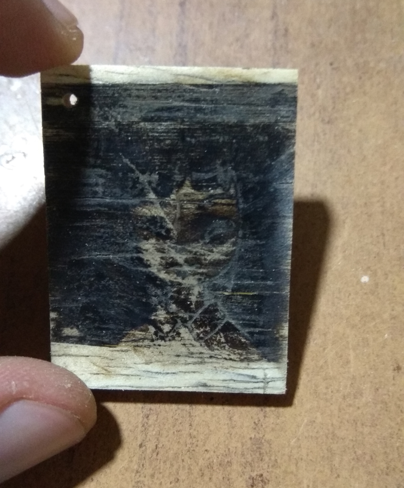 Grabado laser sobre madera de plywood. Monoe
