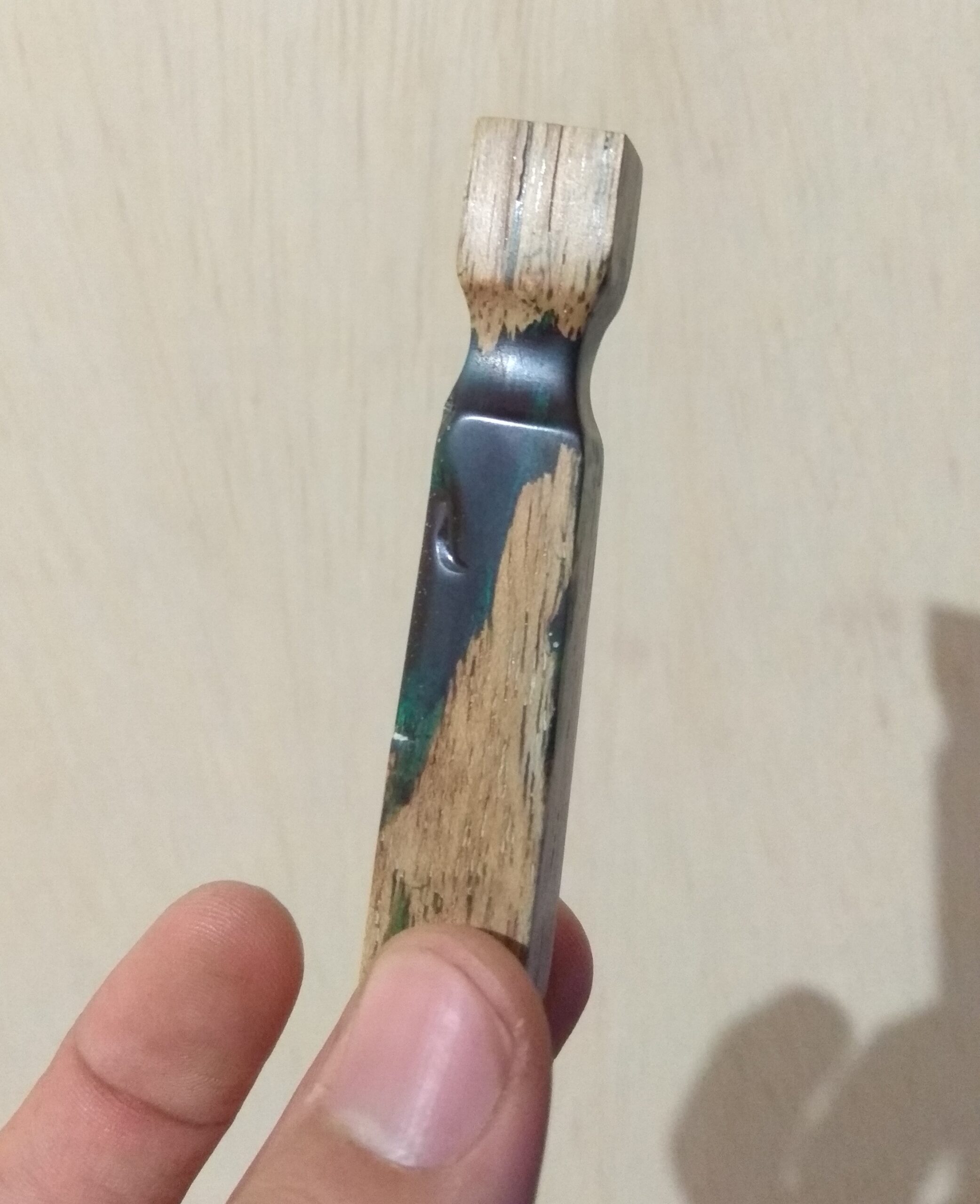 Recordando trabajos: Obelisco de madera y resina para colgante con cuerda