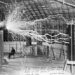 Nikola Tesla en su laboratorio en Colorado Springs hacia 1900.