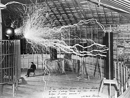 Nikola Tesla en su laboratorio en Colorado Springs hacia 1900.
